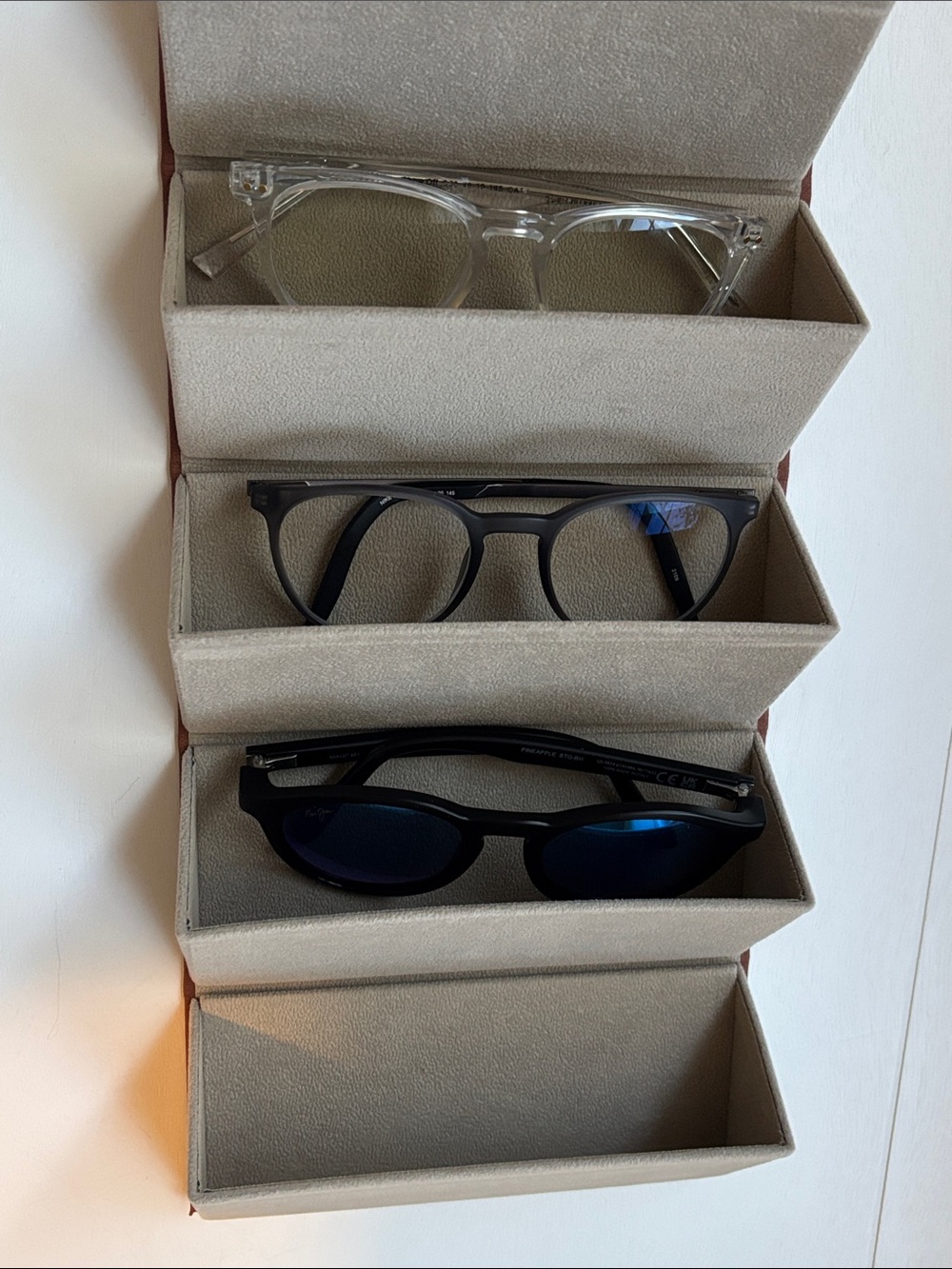 Clever Folding Storage Eyeglass Organizer in Tan Faux Leather - Like New!